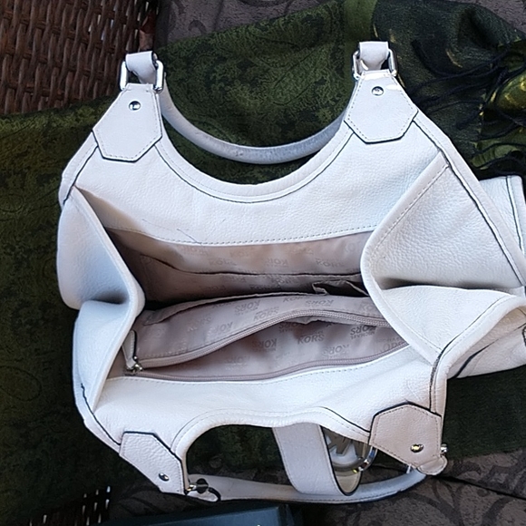 Michael Kors White Leather Shoulder Bag - Picture 8 of 15